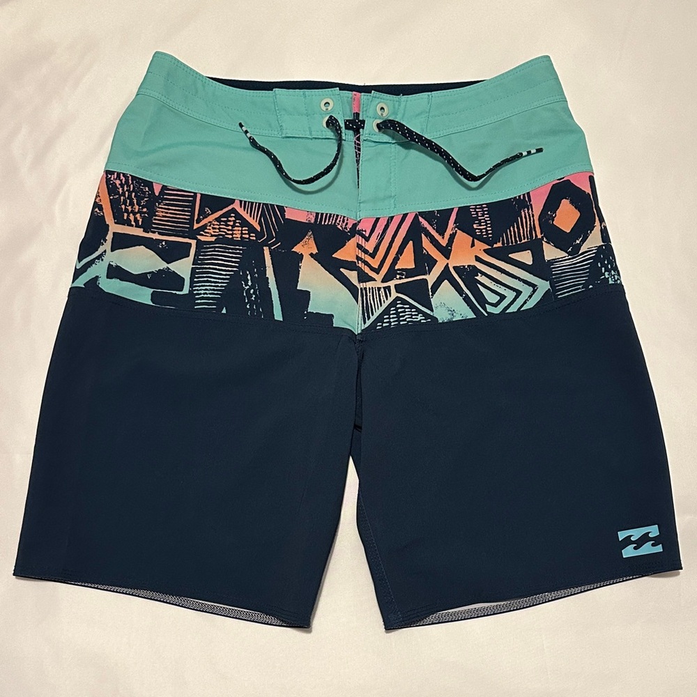 Billabong Men's Midlength Boardshorts Size 28